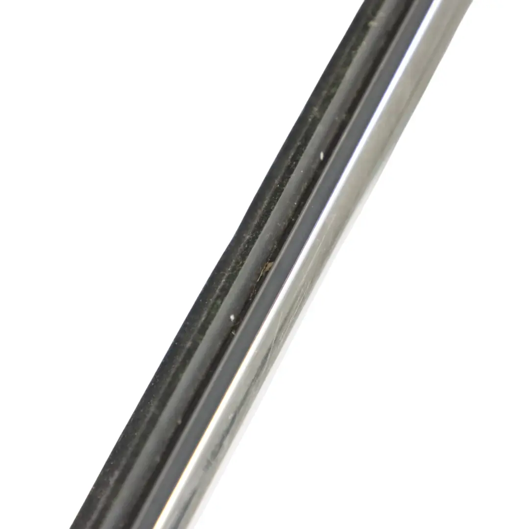 Listwa Zgarniająca Drzwi Przód Prawo Chrom do Audi A4 B9 o numerze 8W0853284E Audi A4 B9 Listwa Zgarniająca Drzwi Przód Prawo Chrom - SKU 8W0853284E - Numer Części 8W0853284E