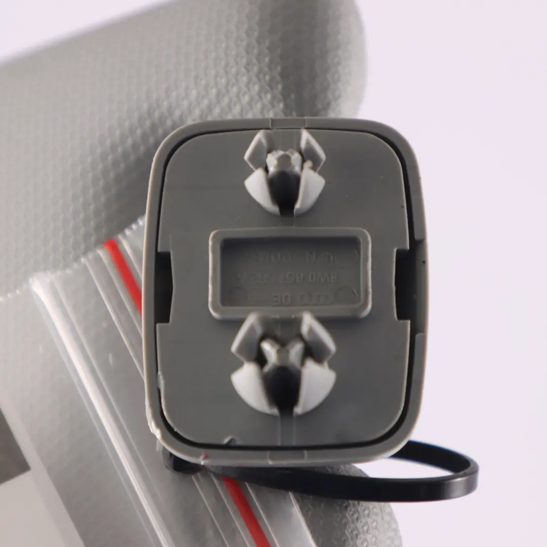 Słonecznik Osłona Daszek Prawy do Audi A4 B9 o numerze 8W0857552AK Audi A4 B9 Słonecznik Osłona Daszek Prawy - SKU 8W0857552AK - Numer Części 8W0857552AK