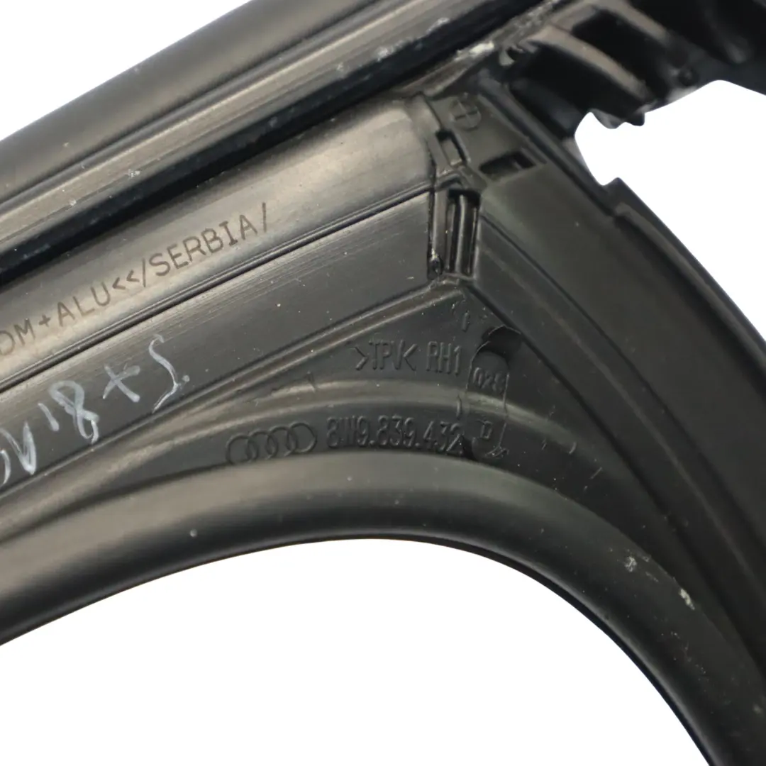 Audi A4 B9 Guía de la ventanilla de la puerta trasera Banda Derecho - SKU 8W9839432D - Número de pieza 8W9839432D