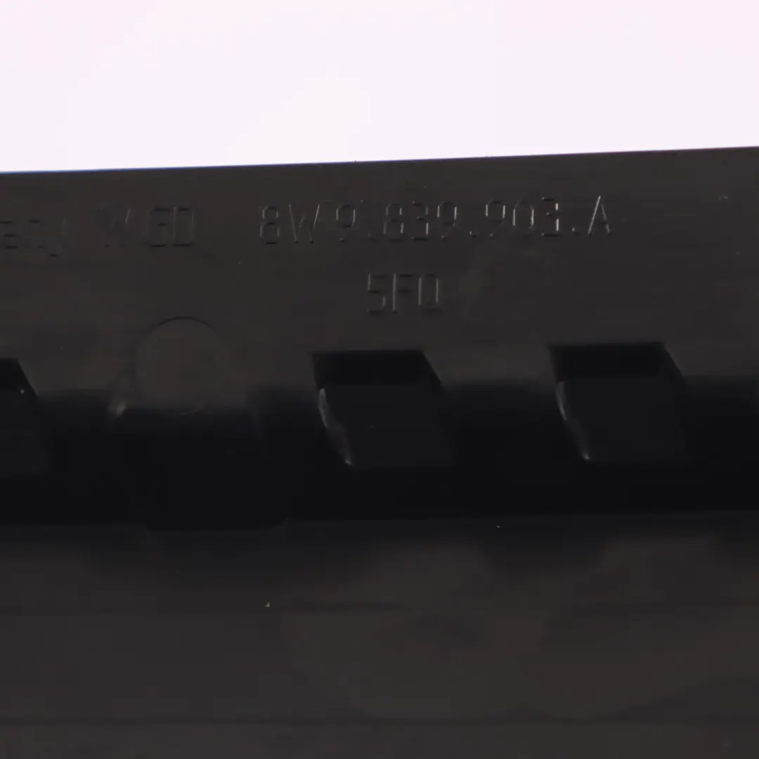 Tapa embellecedora puerta vertical Audi A4 B9 trasera izquierda para con número de pieza 8W9839903A Tapa embellecedora puerta vertical Audi A4 B9 trasera izquierda - SKU 8W9839903A - Número de pieza 8W9839903A