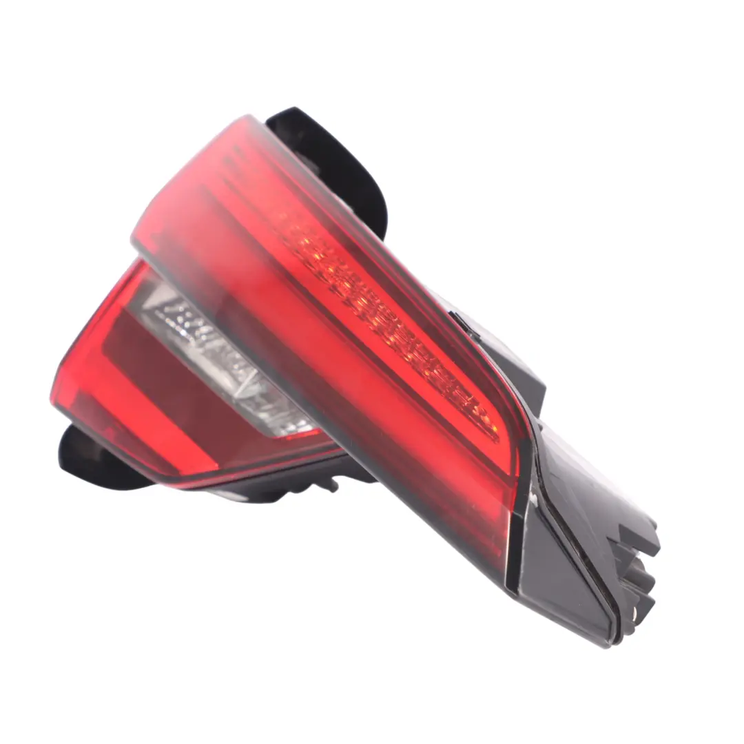 Lampa Tylna W Klapę Lewy Tył Wewnętrzna do Audi A4 B9 o numerze 8W9945093B Audi A4 B9 Lampa Tylna W Klapę Lewy Tył Wewnętrzna - SKU 8W9945093B - Numer Części 8W9945093B