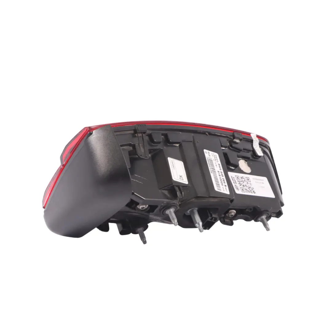 Lampa Tylna Lewa Klapy Bagażnika do Audi A4 B9 o numerze 8W9945094B Audi A4 B9 Lampa Tylna Lewa Klapy Bagażnika - SKU 8W9945094B - Numer Części 8W9945094B