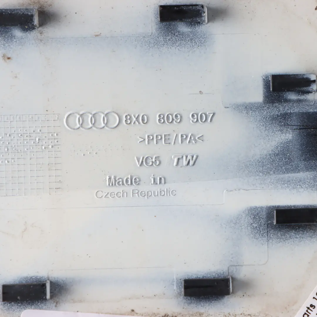 Couvercle de la trappe de remplissage carburant Blanc - Y9K pour Audi A1 8X à propos du numéro de pièce 8X0809907 Audi A1 8X Couvercle de la trappe de remplissage carburant Blanc - Y9K - SKU 8X0809907-AWH - Numéro de pièce 8X0809907