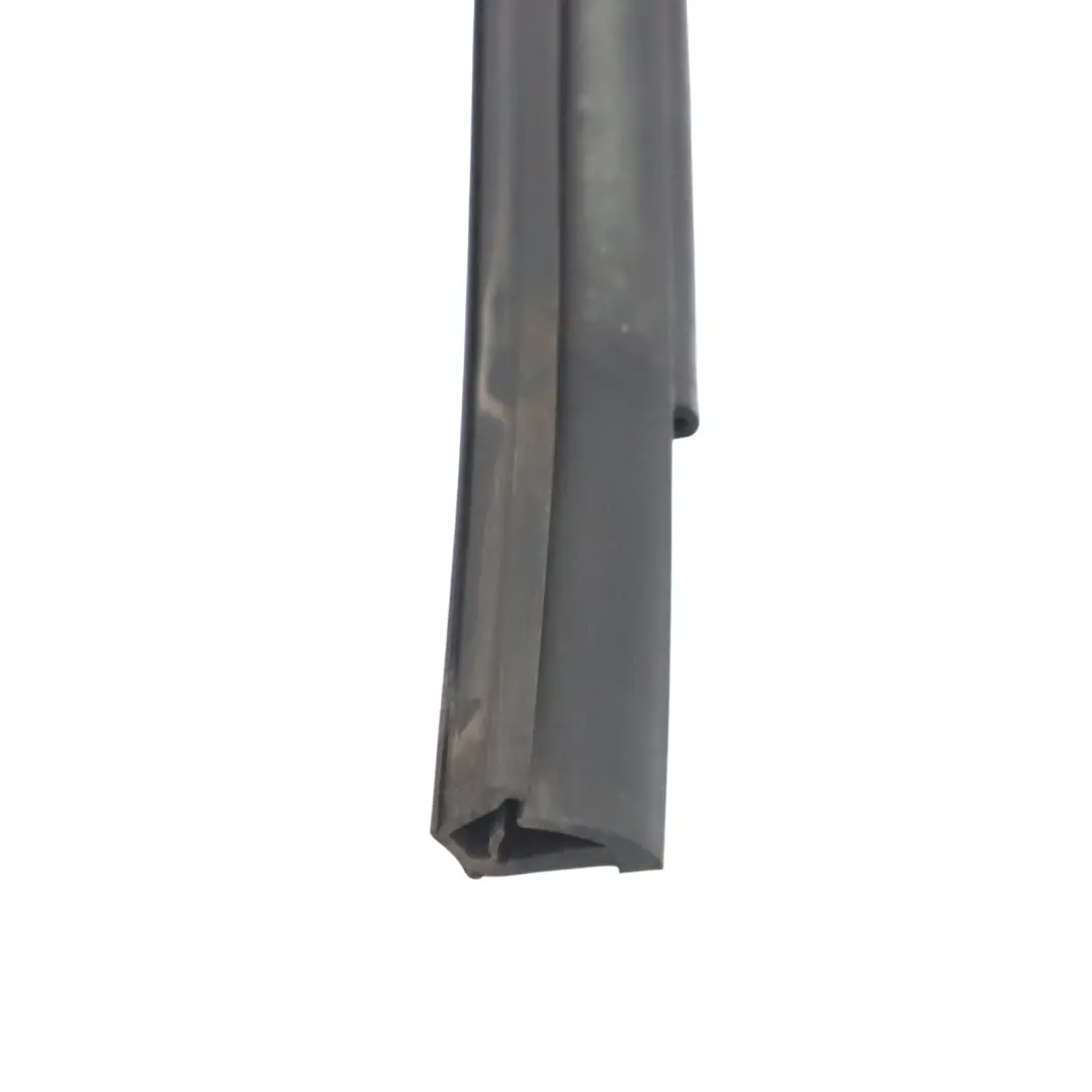 Audi A1 8X 5dr Guide fenêtre Porte avant droite Joint étanchéité Cadre extérieur - SKU 8X4837440 - Numéro de pièce 8X4837440