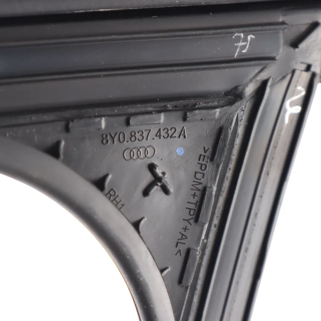 Audi S3 8Y Guarnizione Esterna Finestrino Portiera Anteriore Destra - SKU 8Y0837432A - Numero di parte 8Y0837432A