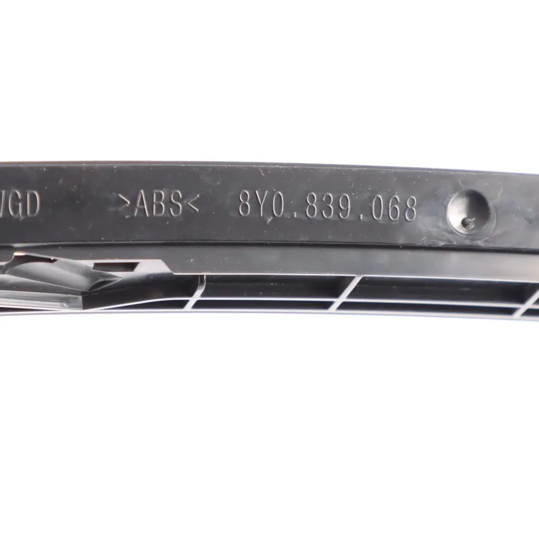 8Y Sportback Puerta Trasera Ventana Guía Rail Derecho para Audi A3 con número de pieza 8Y0839068 Audi A3 8Y Sportback Puerta Trasera Ventana Guía Rail Derecho - SKU 8Y0839068 - Número de pieza 8Y0839068