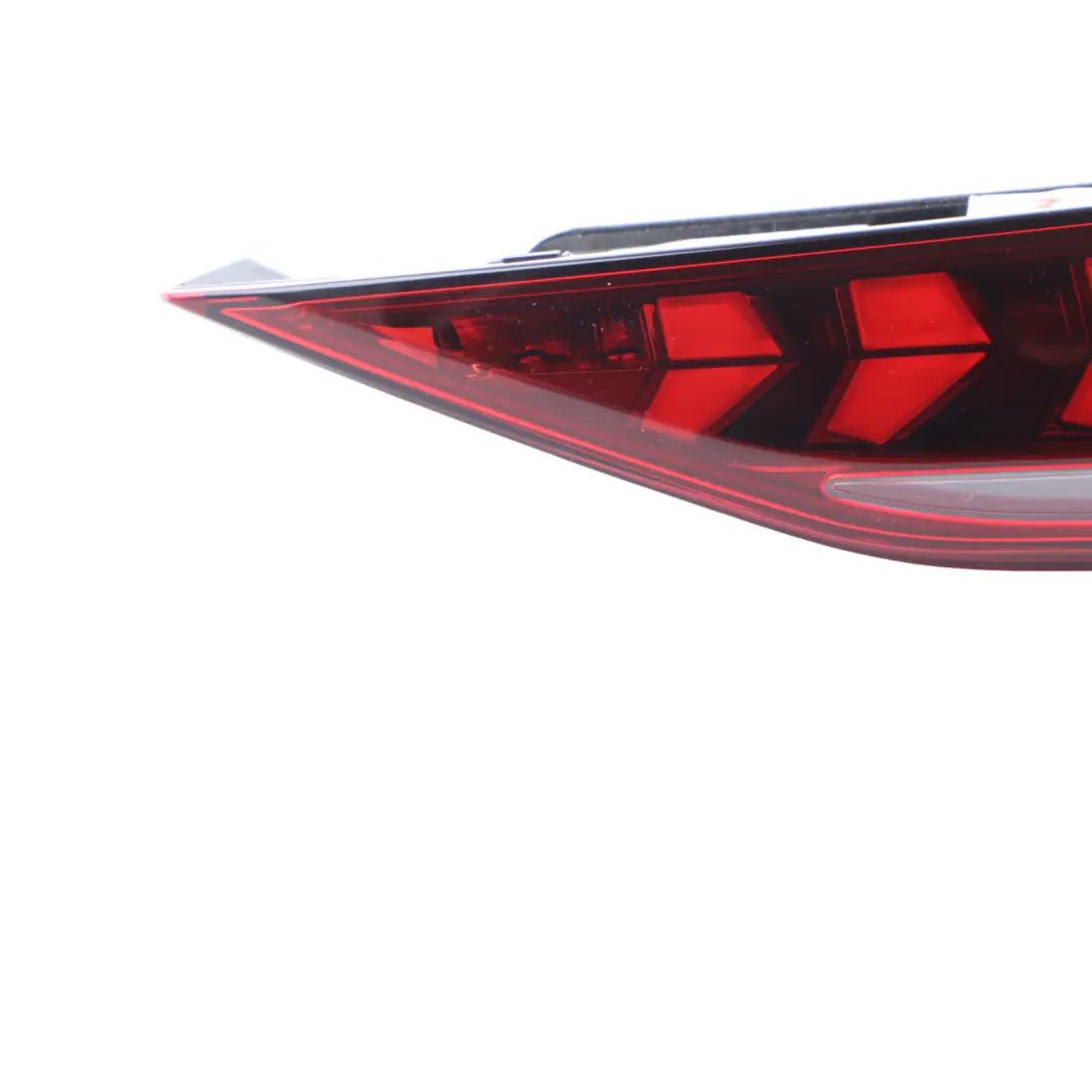 8Y Lampa Wewnętrzna Klapy Bagażnika Prawa do Audi A3 o numerze 8Y0945307A Audi A3 8Y Lampa Wewnętrzna Klapy Bagażnika Prawa - SKU 8Y0945308A - Numer Części 8Y0945307A