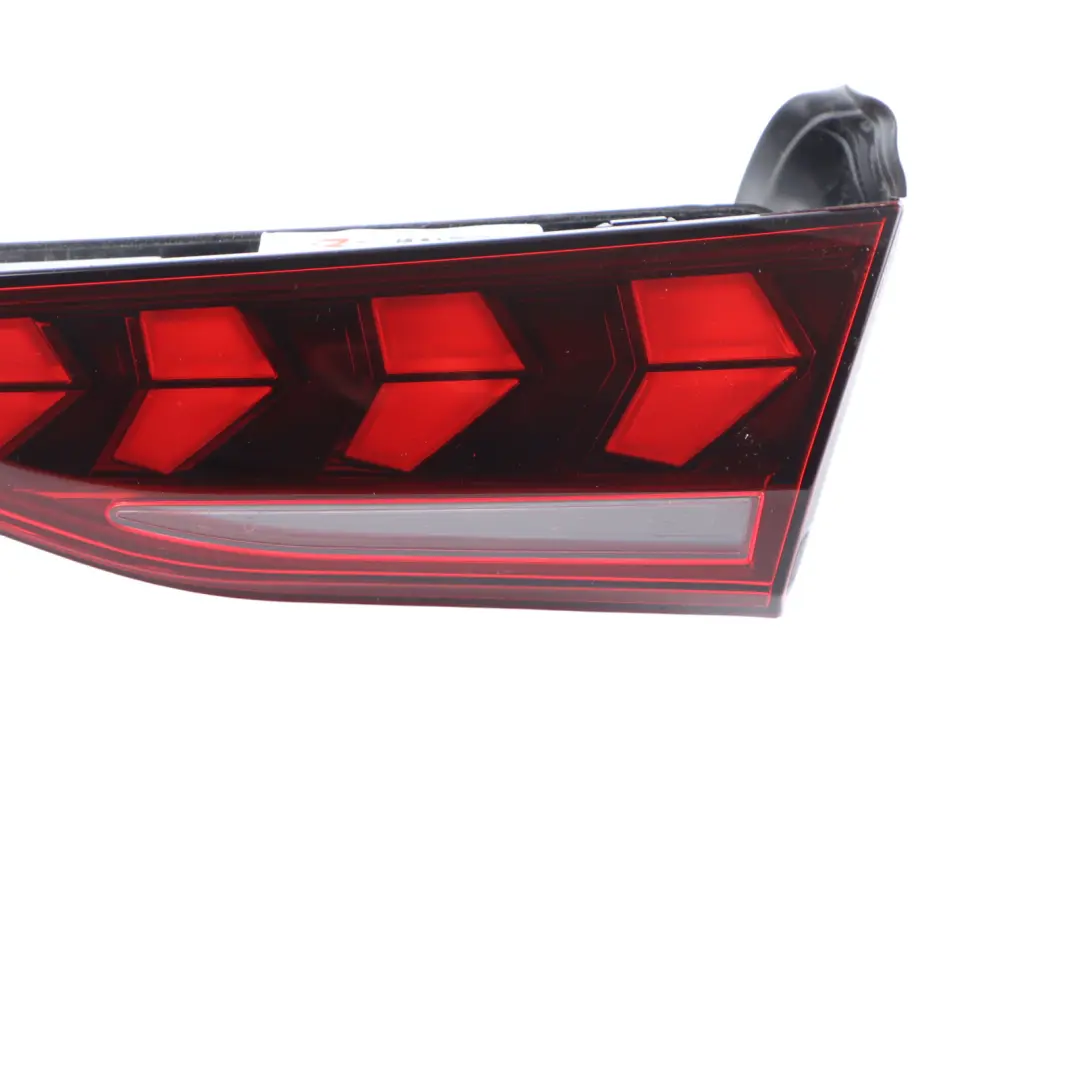 8Y Lampa Wewnętrzna Klapy Bagażnika Prawa do Audi A3 o numerze 8Y0945307A Audi A3 8Y Lampa Wewnętrzna Klapy Bagażnika Prawa - SKU 8Y0945308A - Numer Części 8Y0945307A