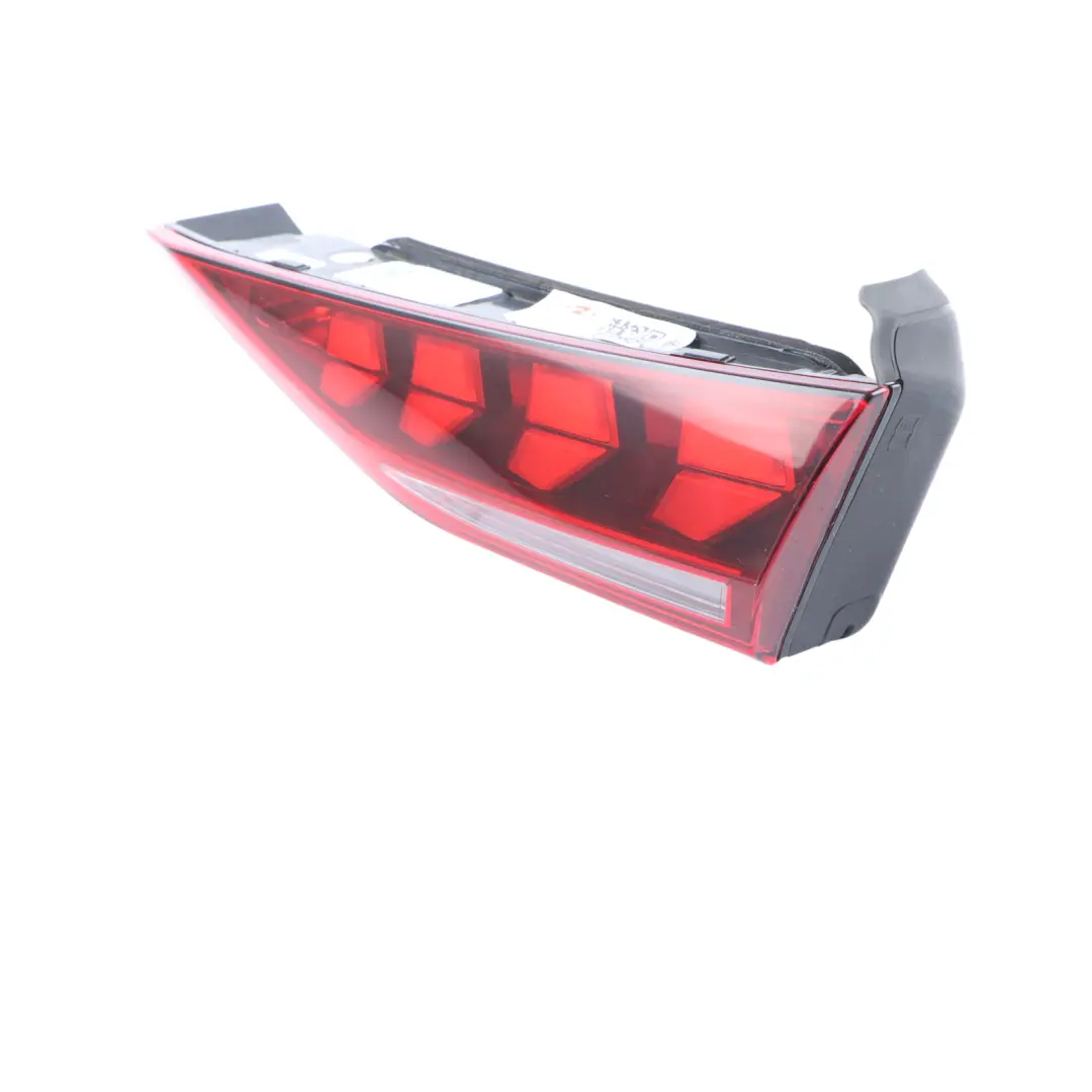 Audi A3 8Y Lampa Wewnętrzna Klapy Bagażnika Prawa - SKU 8Y0945308A - Numer Części 8Y0945307A