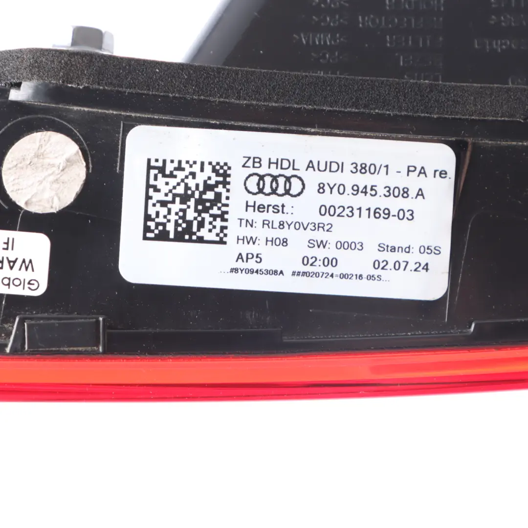 8Y Lampa Wewnętrzna Klapy Bagażnika Prawa do Audi A3 o numerze 8Y0945307A Audi A3 8Y Lampa Wewnętrzna Klapy Bagażnika Prawa - SKU 8Y0945308A - Numer Części 8Y0945307A