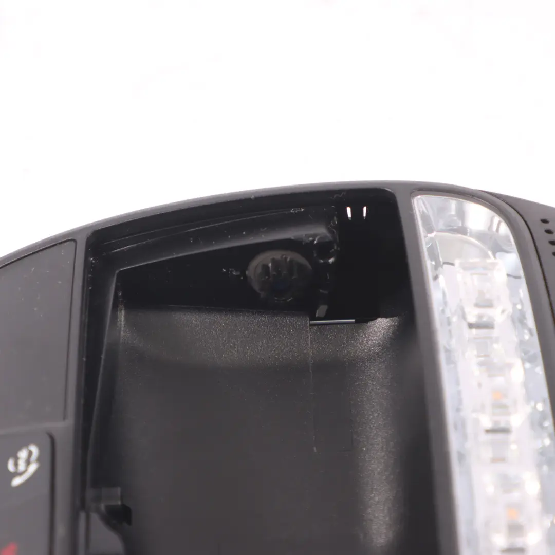 Lampka Podsufitki Czarna do Mercedes GLC X253 o numerze A0009063306 Mercedes GLC X253 Lampka Podsufitki Czarna - SKU A0009063306-1 - Numer Części A0009063306