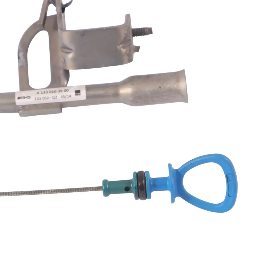 A45 AMG Varilla de nivel de aceite del motor Tubo guía para Mercedes W176 con número de pieza A1330103900 Mercedes W176 A45 AMG Varilla de nivel de aceite del motor Tubo guía - SKU A1330103900 - Número de pieza A1330103900