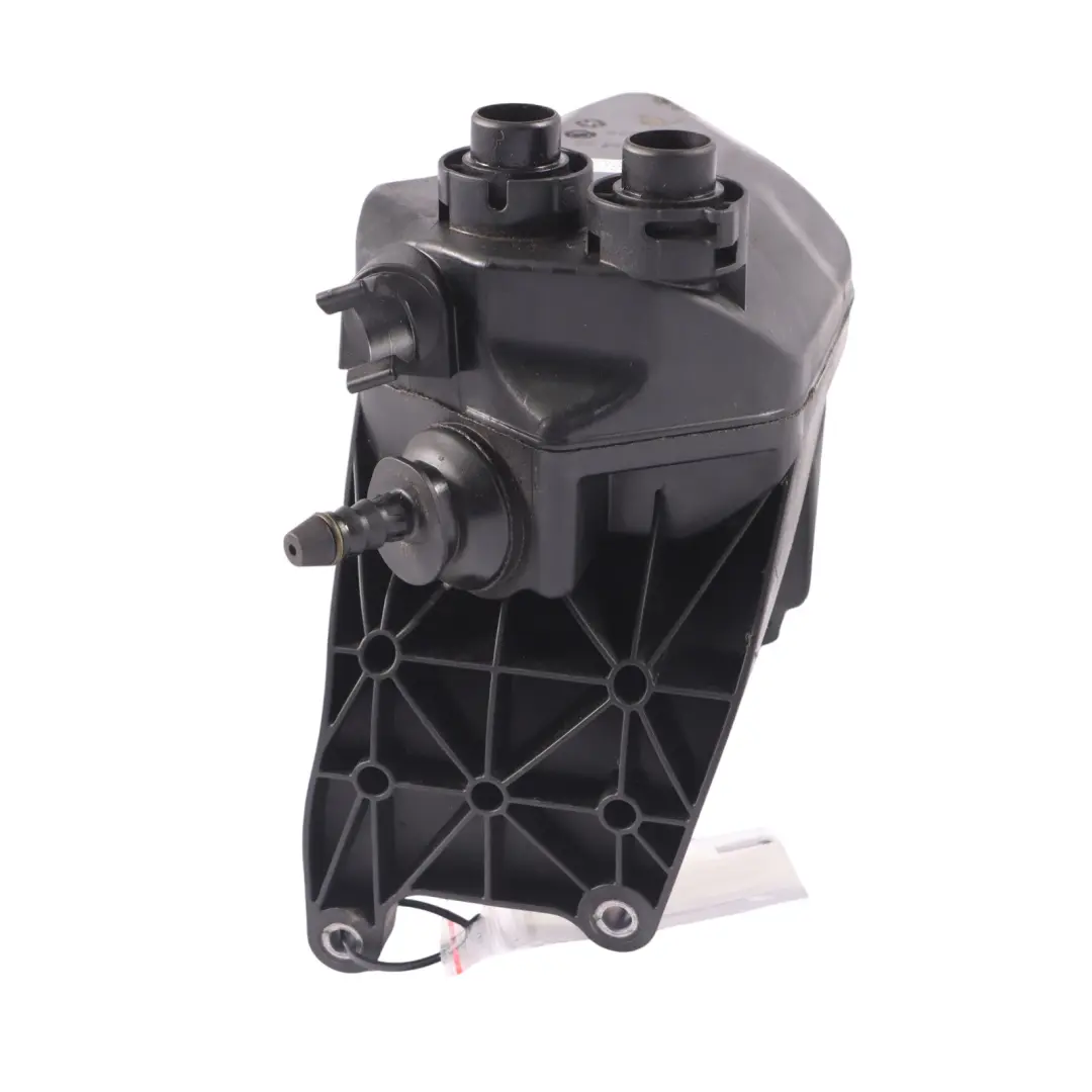 Mercedes W176 C117 X156 45 AMG Séparateur d'huile moteur Respirateur - SKU A1330104800 - Numéro de pièce A1330104800