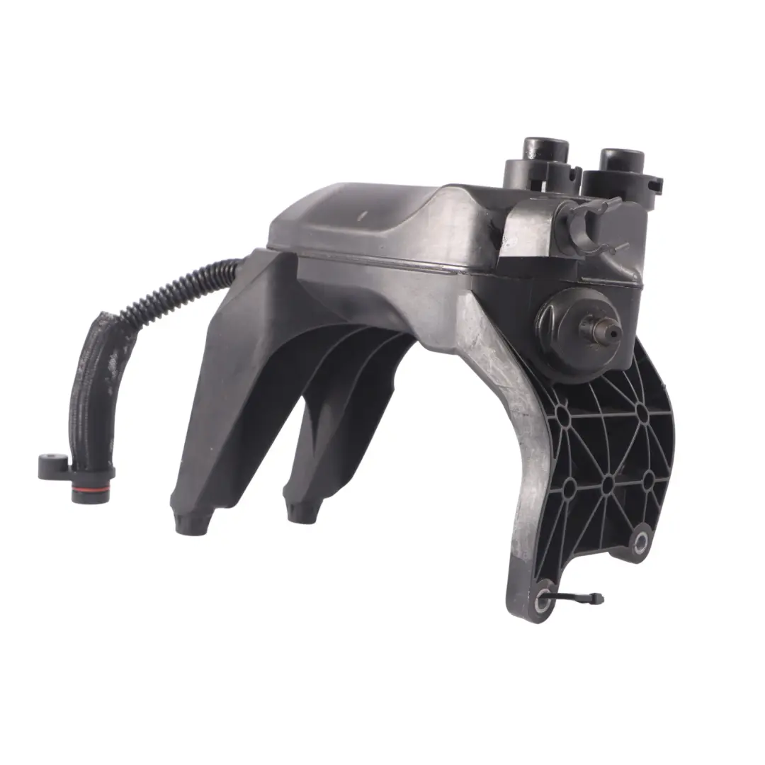 Mercedes W176 C117 X156 45 AMG Séparateur d'huile moteur Respirateur - SKU A1330104800 - Numéro de pièce A1330104800