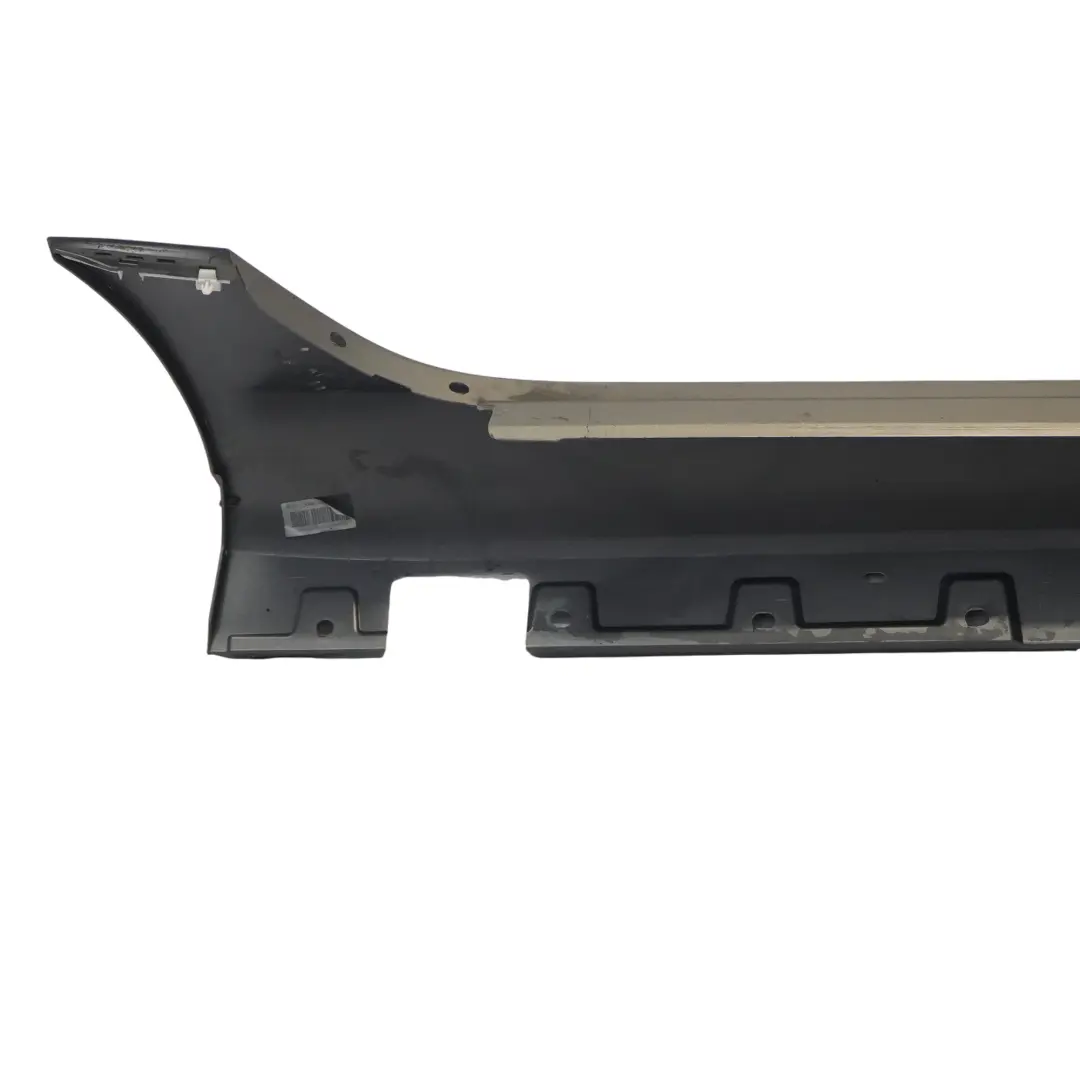 Cache seuil de porte AMG gauche Indium Grey Metallic - 963 pour Mercedes R172 à propos du numéro de pièce A1726980154 Mercedes R172 Cache seuil de porte AMG gauche Indium Grey Metallic - 963 - SKU A1726980154-ING - Numéro de pièce A1726980154