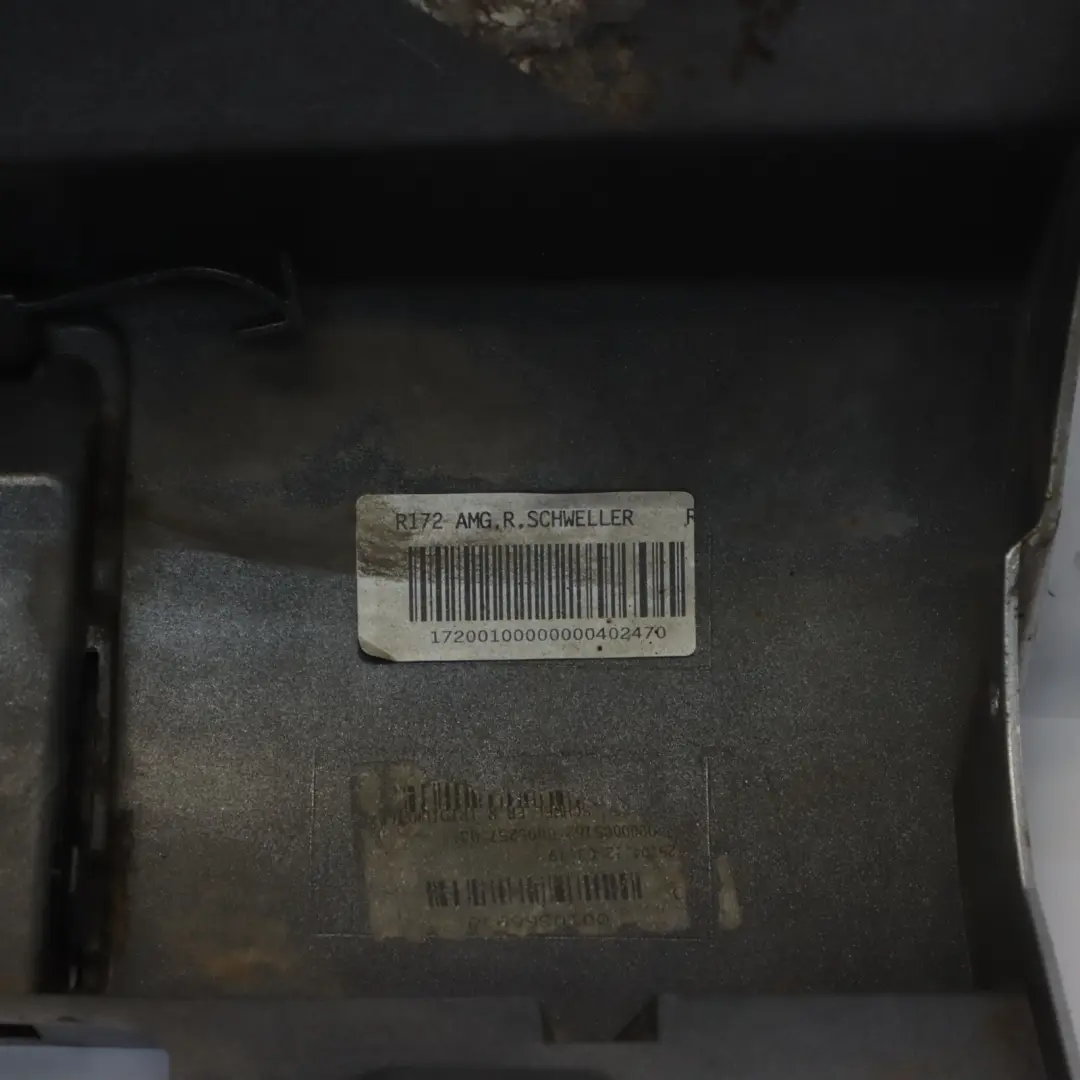 Türschweller Seitenabdeckung AMG Rechts Iridium Silber - 775 für Mercedes R172 mit Teilenummer A1726980354 Mercedes R172 Türschweller Seitenabdeckung AMG Rechts Iridium Silber - 775 - SKU A1726980354-IRS - Teilenummer A1726980354