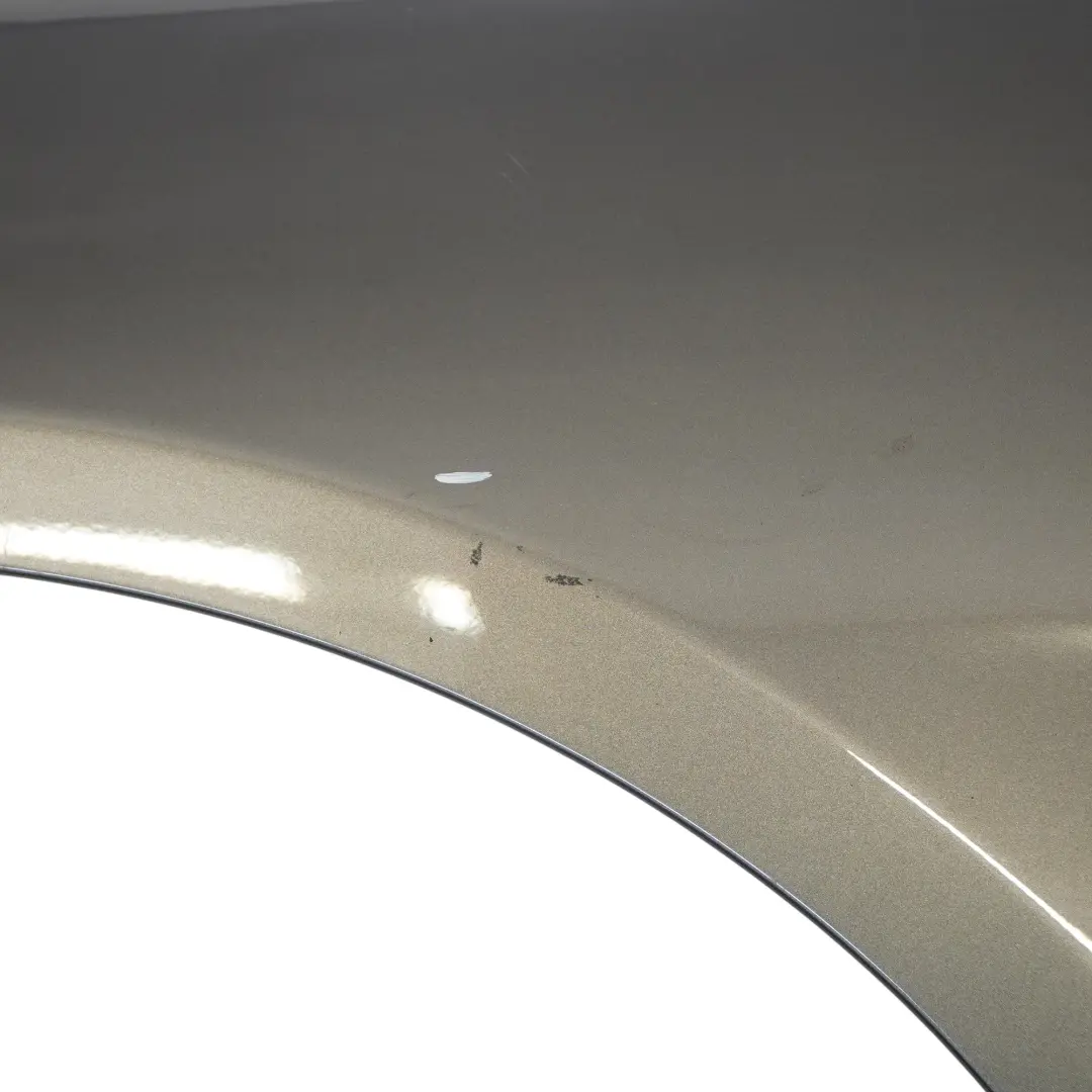 Kotflügelverkleidung vorne links Indium Grau Metallic - 963 für Mercedes R172 mit Teilenummer A1728800107 Mercedes R172 Kotflügelverkleidung vorne links Indium Grau Metallic - 963 - SKU A1728800107-ING - Teilenummer A1728800107