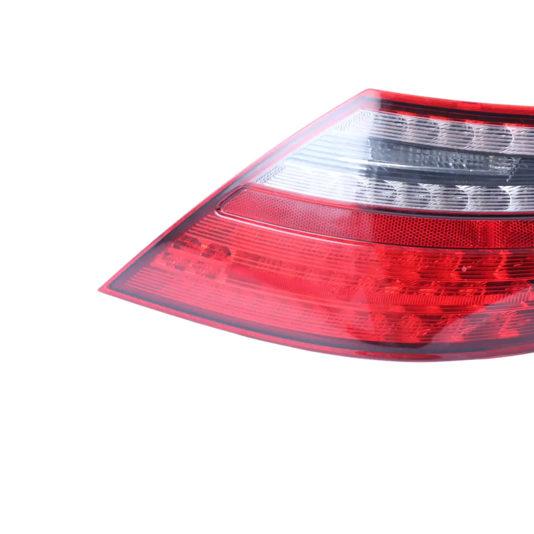 Feu arrière droit Panneau latéral pour Mercedes SLK R172 à propos du numéro de pièce A1729064000 Mercedes SLK R172 Feu arrière droit Panneau latéral - SKU A1729064000 - Numéro de pièce A1729064000