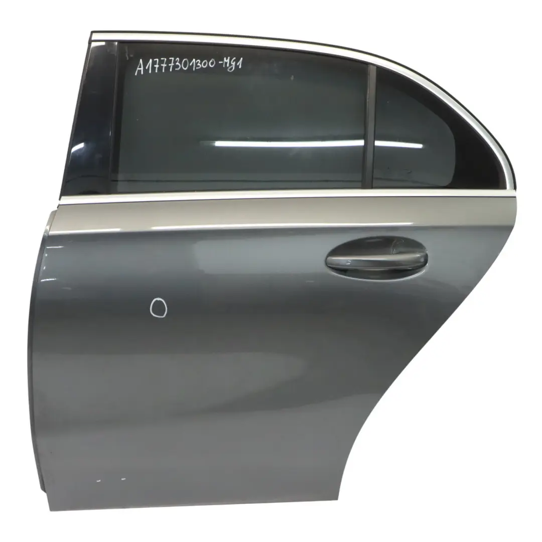 Puerta Trasera Izquierda Mountain Grey Metallic - 787 para Mercedes W177 con número de pieza A1777301300 Mercedes W177 Puerta Trasera Izquierda Mountain Grey Metallic - 787 - SKU A1777301300-MG1 - Número de pieza A1777301300