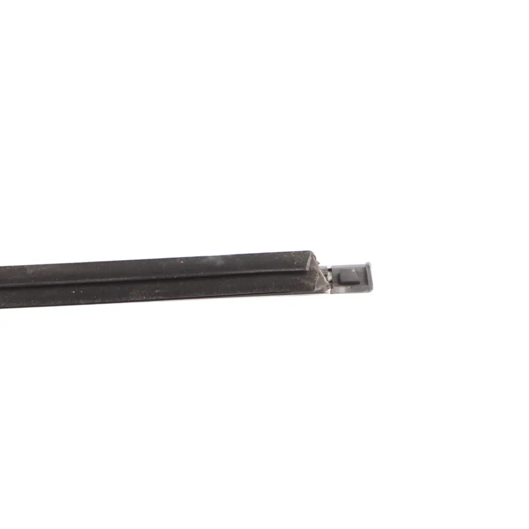 Joint d'étanchéité vitre porte arrière gauche chromé pour Mercedes W177 à propos du numéro de pièce A1777352301 Mercedes W177 Joint d'étanchéité vitre porte arrière gauche chromé - SKU A1777352301-1 - Numéro de pièce A1777352301