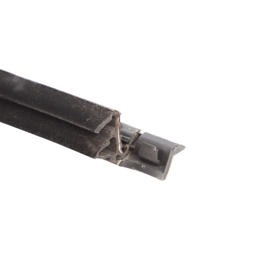 Tira sellado ventana la puerta trasera izquierda Cromo para Mercedes W177 con número de pieza A1777352301 Mercedes W177 Tira sellado ventana la puerta trasera izquierda Cromo - SKU A1777352301-1 - Número de pieza A1777352301