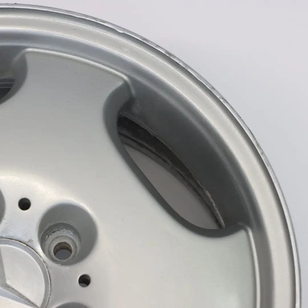 Srebrna Felga Aluminiowa 16" 7,5J ET:41 do Mercedes W210 o numerze A2104010402 Mercedes W210 Srebrna Felga Aluminiowa 16" 7,5J ET:41 - SKU A2104010402-1 - Numer Części A2104010402
