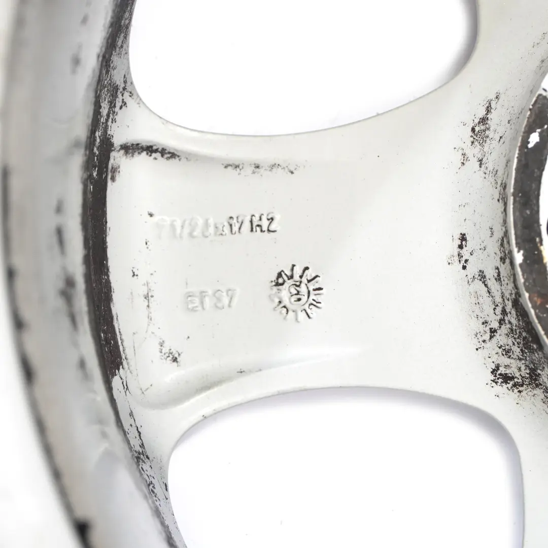 Srebrna Felga Aluminiowa Alufelga 17" 7,5J ET:37 A2104010402 do Mercedes W210 o numerze A2104012002 Mercedes W210 Srebrna Felga Aluminiowa Alufelga 17" 7,5J ET:37 A2104010402 - SKU A2104012002-1 - Numer Części A2104012002