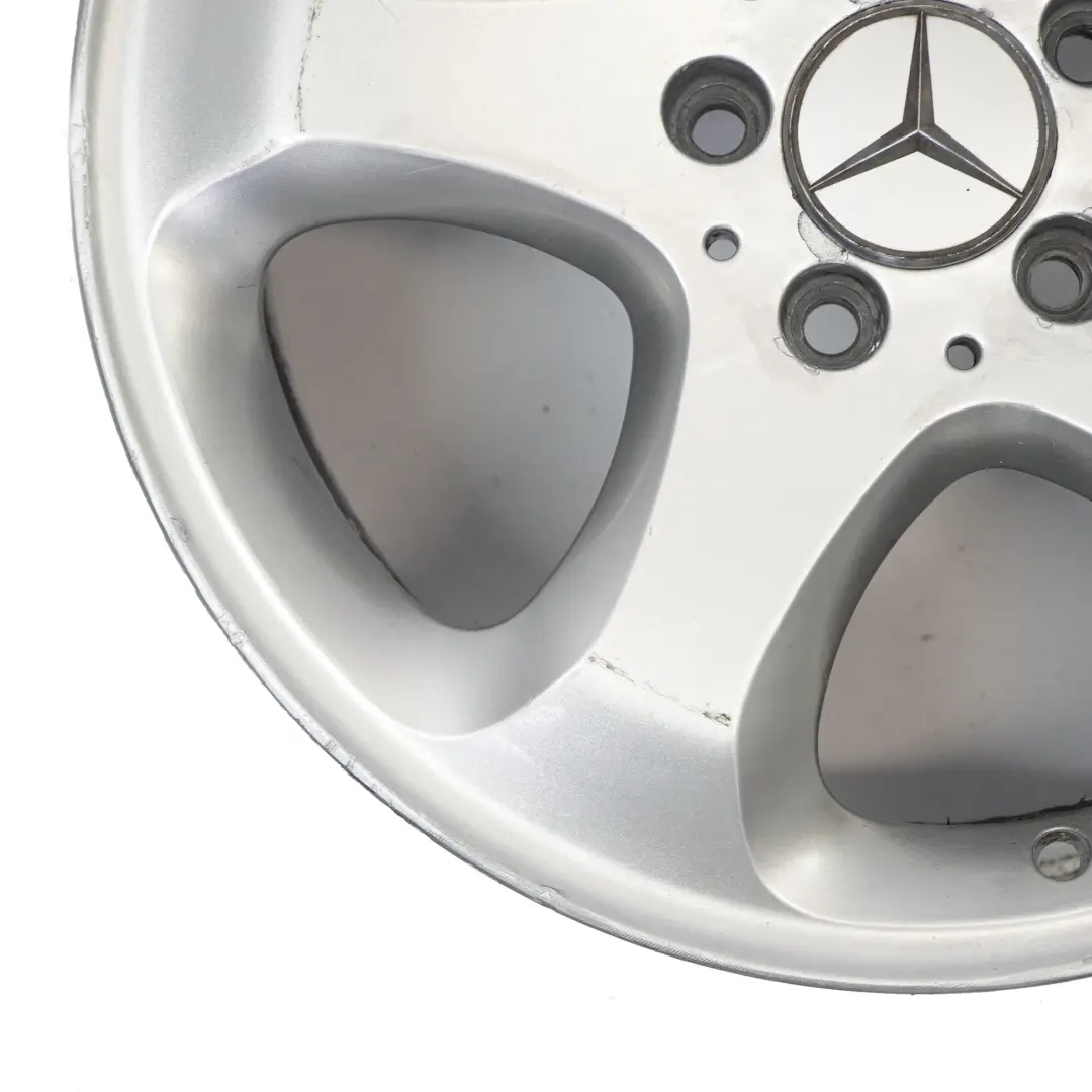 Llanta de aleación plateada Mercedes W210 17" 7,5J ET:37 Star Spoke A2104010402 para con número de pieza A2104012002 Llanta de aleación plateada Mercedes W210 17" 7,5J ET:37 Star Spoke A2104010402 - SKU A2104012002-1 - Número de pieza A2104012002