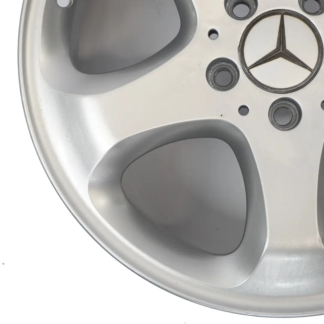 Srebrna Felga Aluminiowa 17" 7,5J ET:37 A2104010402 do Mercedes W210 o numerze A2104012002 Mercedes W210 Srebrna Felga Aluminiowa 17" 7,5J ET:37 A2104010402 - SKU A2104012002-2 - Numer Części A2104012002