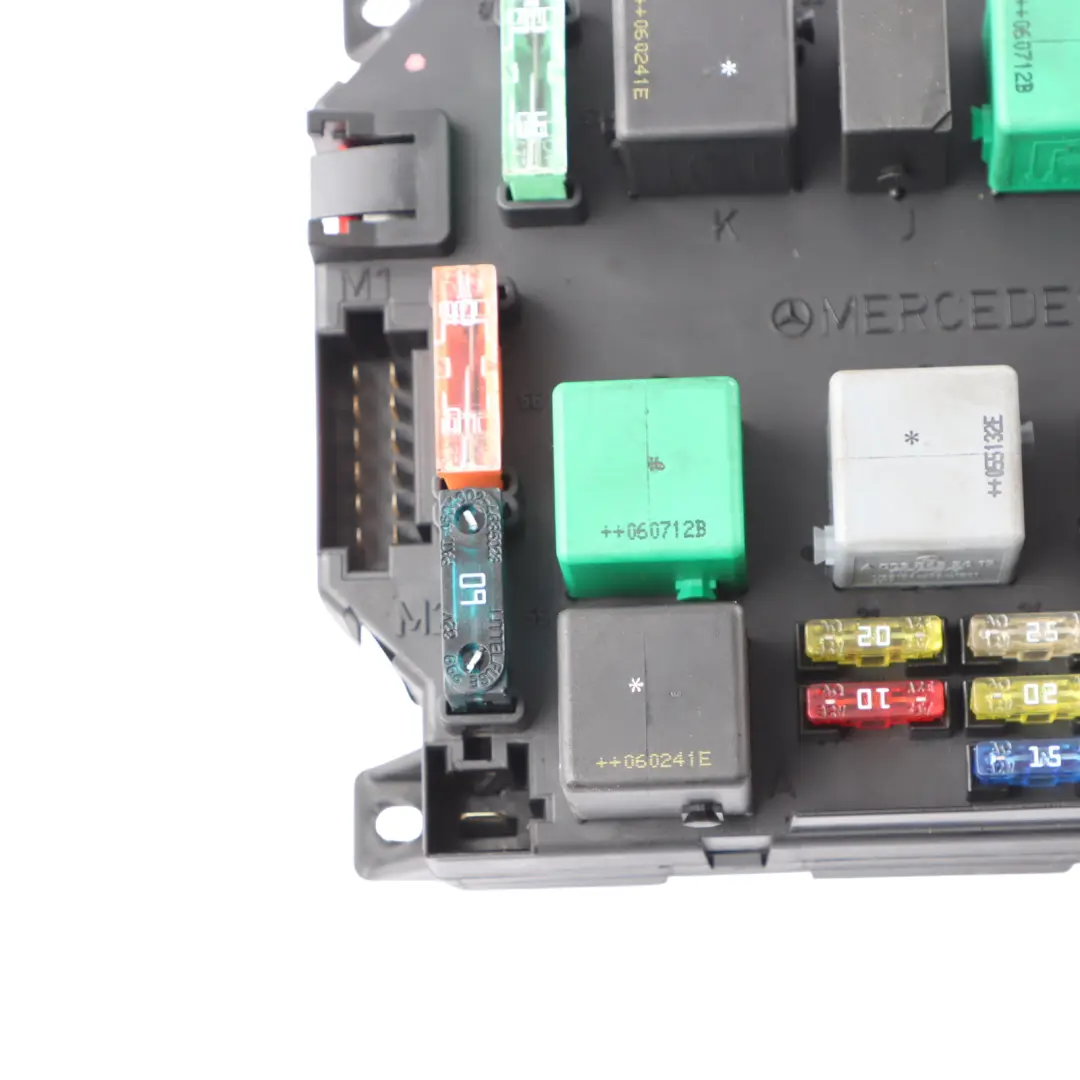 SAM Relay Fuse Box Module Control Unit ECU to Mercedes W221 with Part number A2215402250 Mercedes W221 SAM Relay Fuse Box Module Control Unit ECU - SKU A2215402250 - Part number A2215402250