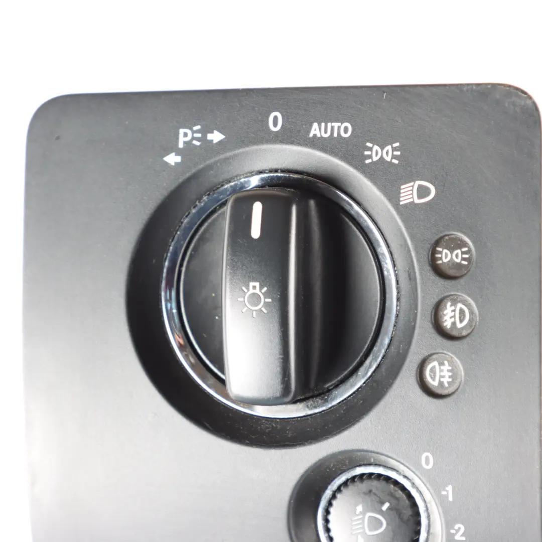 Przełącznik Sterowania Światłami do Mercedes W251 W910 o numerze A2515454704 Mercedes W251 W910 Przełącznik Sterowania Światłami - SKU A2515454704 - Numer Części A2515454704
