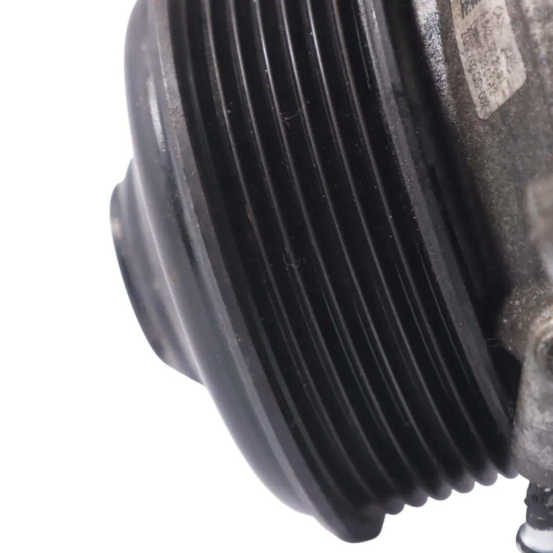 Bomba de agua Bomba de refrigerante del motor diesel para Mercedes W212 con número de pieza A6422002001 Mercedes W212 Bomba de agua Bomba de refrigerante del motor diesel - SKU A6422002001 - Número de pieza A6422002001