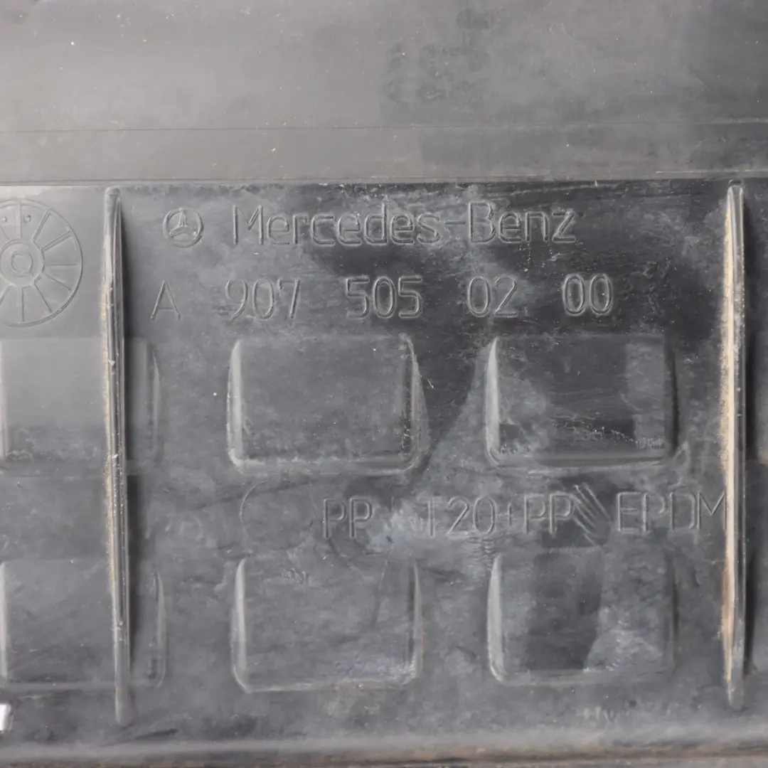 W907 Unterer Kühler Lufteinlass Kanal Segment für Mercedes mit Teilenummer A9075050200 Mercedes W907 Unterer Kühler Lufteinlass Kanal Segment - SKU A9075050200 - Teilenummer A9075050200