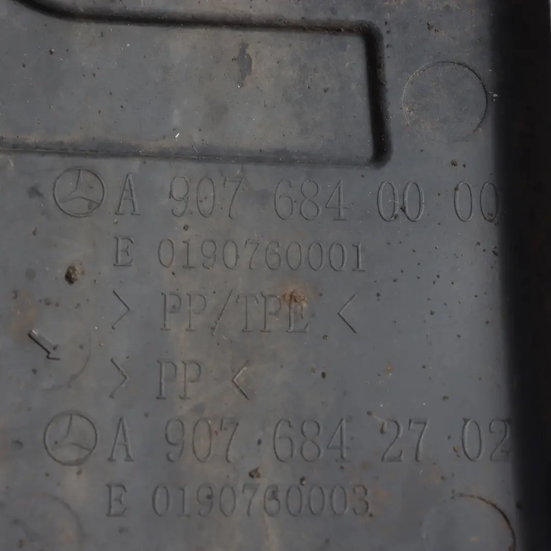 W907 Osłona Obudowa Nadkola Lewy Przód Przednia Część do Mercedes o numerze A9076842702 Mercedes W907 Osłona Obudowa Nadkola Lewy Przód Przednia Część - SKU A9076842702 - Numer Części A9076842702