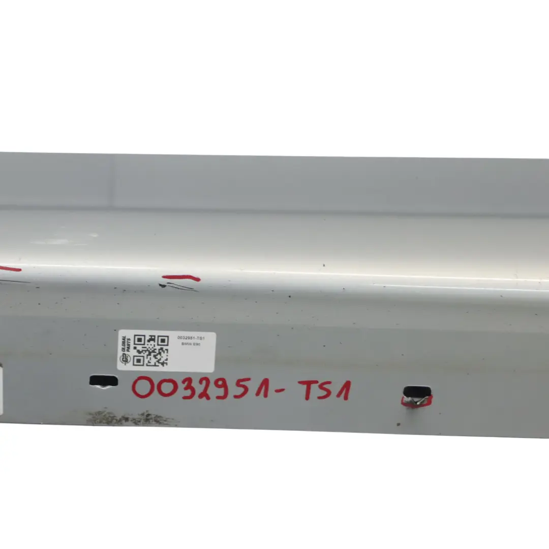 Nakładka Próg Prawy Titansilber Srebrny Metalik - 354 do BMW E90 o numerze 0032951 BMW E90 Nakładka Próg Prawy Titansilber Srebrny Metalik - 354 - SKU 0032951-TS1 - Numer Części 0032951