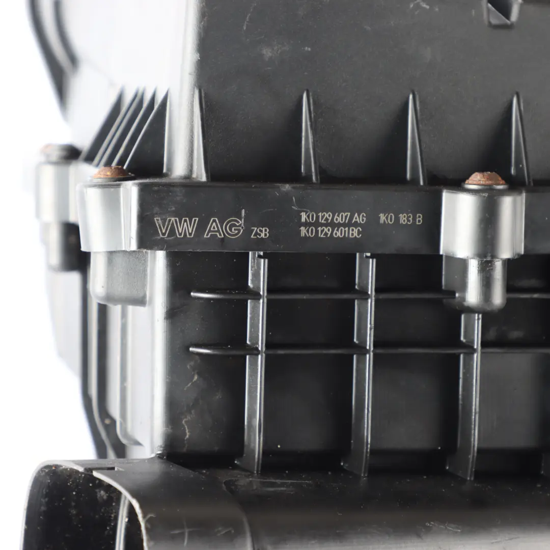 Carcasa Del Filtro De Aire Del Motor De Gasolina para Audi TT 8J con número de pieza 1K0129607AG Audi TT 8J Carcasa Del Filtro De Aire Del Motor De Gasolina - SKU 1K0129607AG - Número de pieza 1K0129607AG