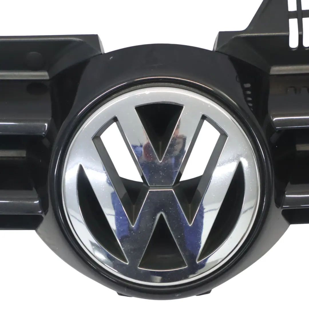 Volkswagen Golf 1K Panneau garniture pare chocs avant Emblème central - SKU 1K0853651A - Numéro de pièce 1K0853651A