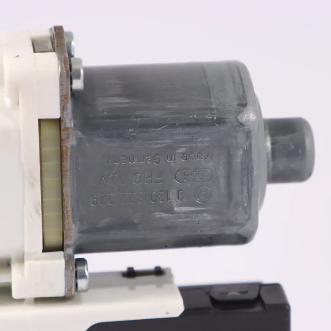 1K Motor elevalunas delantero Derecho 1K4837402AA para VW Volkswagen Golf con número de pieza 1K0959701L VW Volkswagen Golf 1K Motor elevalunas delantero Derecho 1K4837402AA - SKU 1K0959701L - Número de pieza 1K0959701L