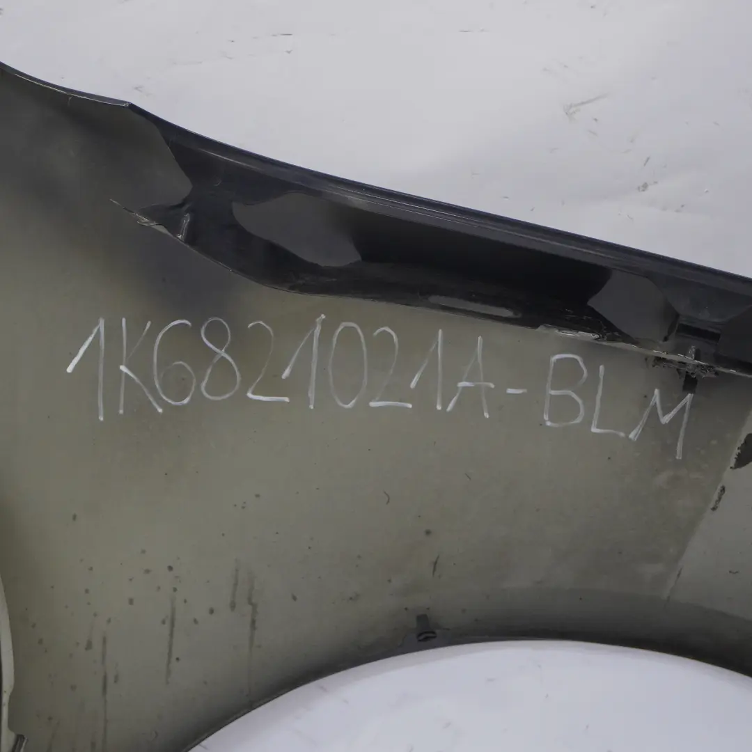 Pannello laterale anteriore sinistro Black Magic - C9Z per Volkswagen VW Golf 5 con numero di parte 1K6821021A Volkswagen VW Golf 5 Pannello laterale anteriore sinistro Black Magic - C9Z - SKU 1K6821021A-BLM - Numero di parte 1K6821021A