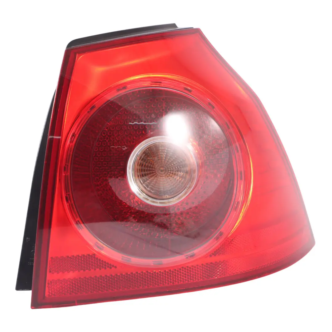 Lampa Zewnętrzna Tył Prawo do VW Volkswagen Golf 5 o numerze 1K6945096AA VW Volkswagen Golf 5 Lampa Zewnętrzna Tył Prawo - SKU 1K6945096AA - Numer Części 1K6945096AA