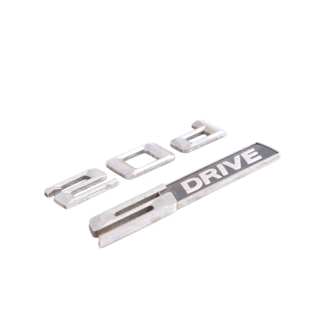 BMW X1 E84 Stivale Posteriore Coperchio Baule Emblema Aderito Badge 20D S Drive - SKU 2993471 - Numero di parte 2993471