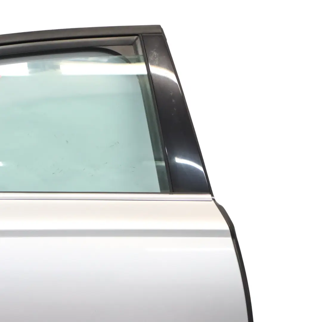 Puerta Trasera Derecha Cubierta Ice Silver Metallic - X7W para Audi A6 C7 4G con número de pieza 4G5833052 Audi A6 C7 4G Puerta Trasera Derecha Cubierta Ice Silver Metallic - X7W - SKU 4G5833052-ICS - Número de pieza 4G5833052