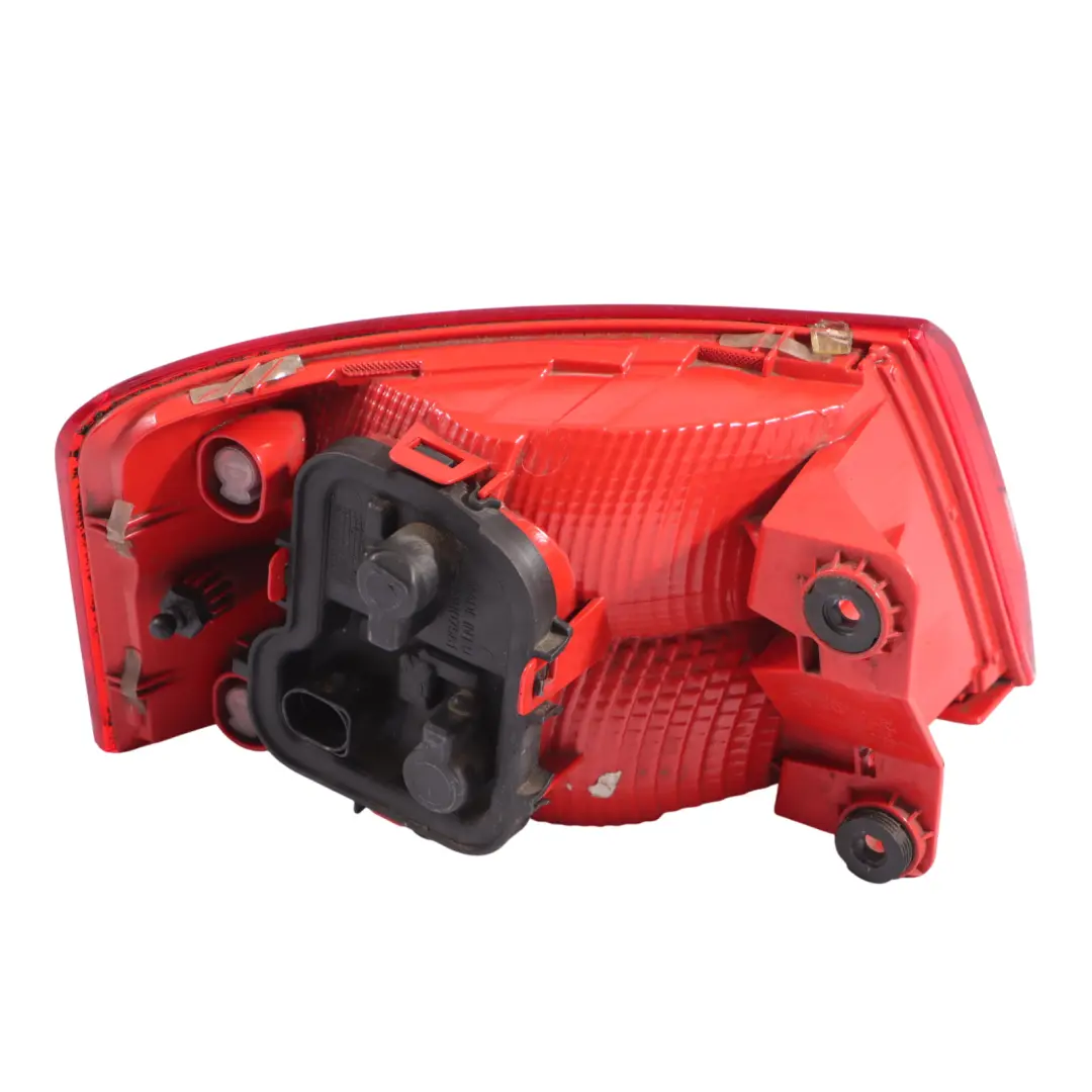 Luz Trasera Derecha Tapa Maletero Portón para Audi A6 C7 con número de pieza 4G5945096 Audi A6 C7 Luz Trasera Derecha Tapa Maletero Portón - SKU 4G5945096 - Número de pieza 4G5945096