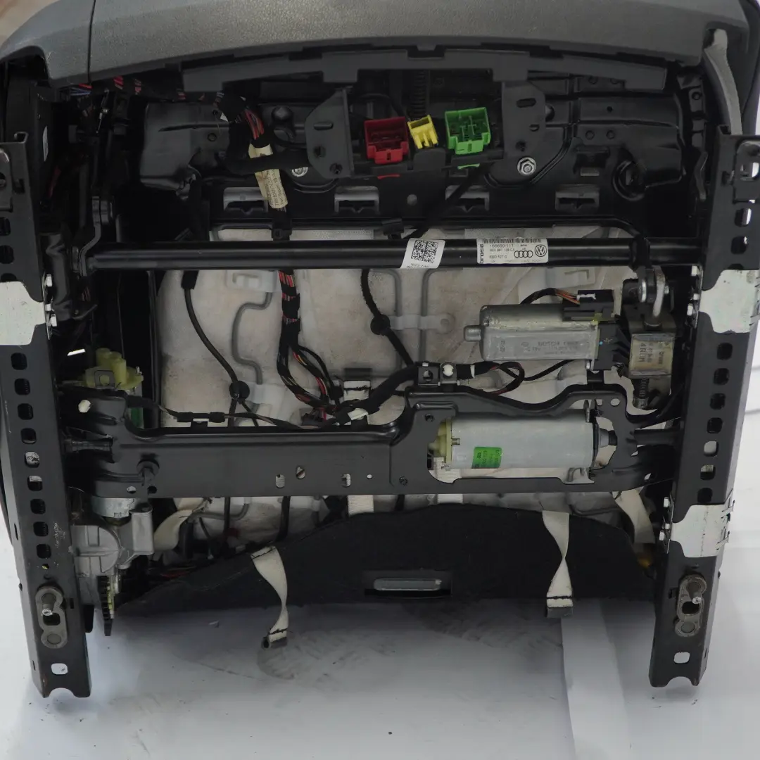 Sedile Sportivo Anteriore Destro S-Line Riscaldato In Pelle Soul Nero per Audi Q7 4L con numero di parte 4L0881806F Audi Q7 4L Sedile Sportivo Anteriore Destro S-Line Riscaldato In Pelle Soul Nero - SKU 4L0881806F-1 - Numero di parte 4L0881806F