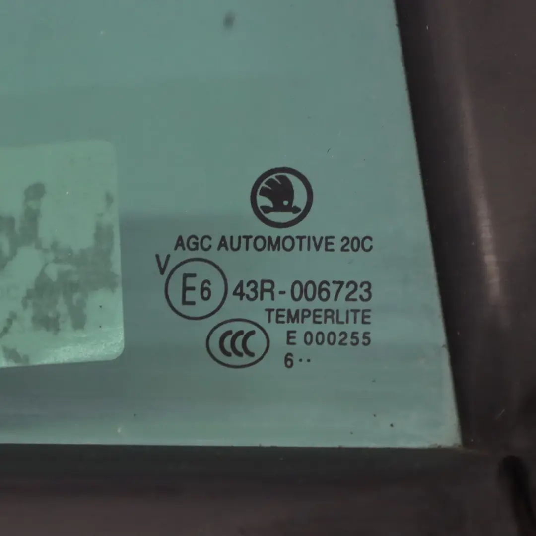 Trasera Ventana Vidrio Cuarto AS3 Derecha para Skoda Octavia 5E Sedan con número de pieza 5E5845214G Skoda Octavia 5E Sedan Trasera Ventana Vidrio Cuarto AS3 Derecha - SKU 5E5845214G - Número de pieza 5E5845214G