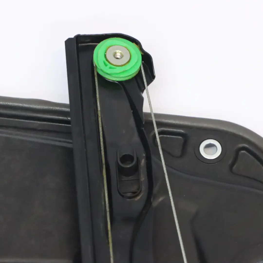 Podnośnik Szyby Drzwi Prawy Tył Mechanizm do VW Tiguan 5N o numerze 5N0839462A VW Tiguan 5N Podnośnik Szyby Drzwi Prawy Tył Mechanizm - SKU 5N0839462A-1 - Numer Części 5N0839462A