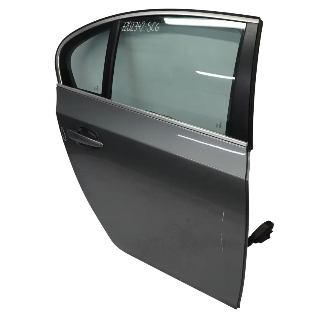 Puerta Trasera Derecha Spacegrau Gris Espacial Metalizado - A52 para BMW E60 con número de pieza 7202342 BMW E60 Puerta Trasera Derecha Spacegrau Gris Espacial Metalizado - A52 - SKU 7202342-SCG - Número de pieza 7202342
