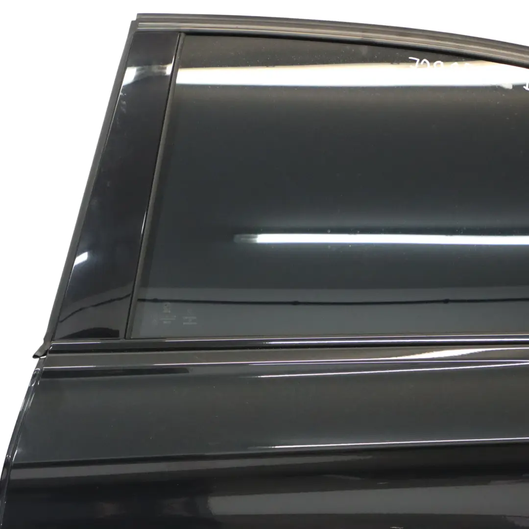 Drzwi Lewe Tylne Tył Black Sapphire Czarny Metalik - 475 do BMW F30 o numerze 7298513 BMW F30 Drzwi Lewe Tylne Tył Black Sapphire Czarny Metalik - 475 - SKU 7298513-BS - Numer Części 7298513