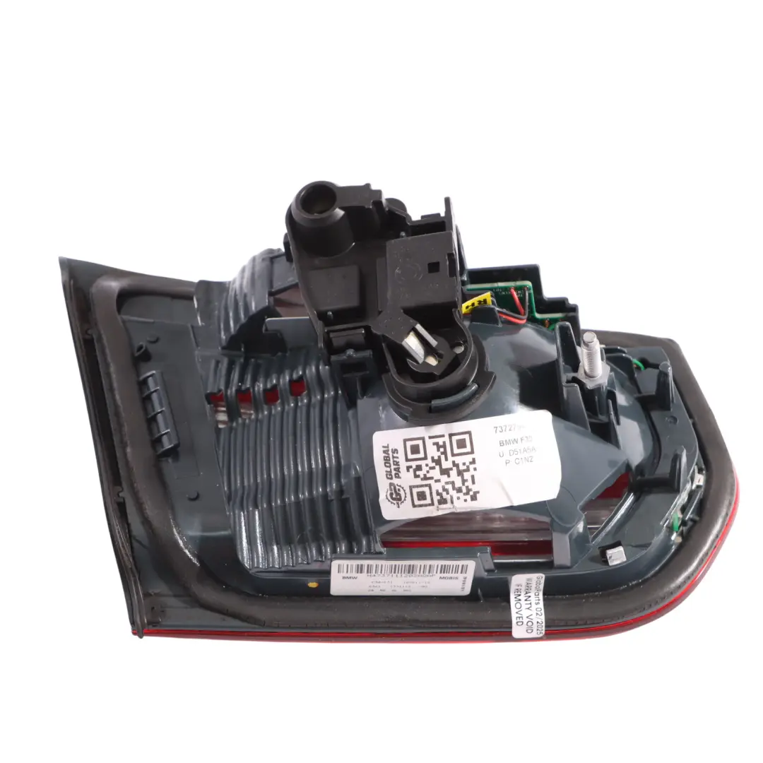 Lampa Wewnętrzna Klapy Bagażnika Prawy Tył Tylna 7371112 do BMW F30 F31 F80 o numerze 7372794 BMW F30 F31 F80 Lampa Wewnętrzna Klapy Bagażnika Prawy Tył Tylna 7371112 - SKU 7372794-1 - Numer Części 7372794