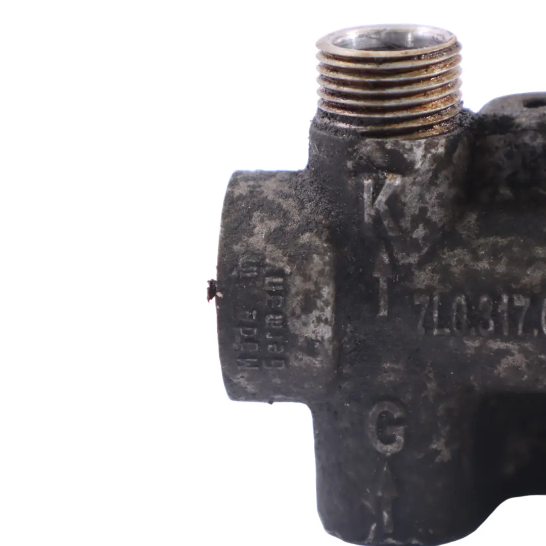 VW Volkswagen Touareg Termostat Regulator Chłodnica Oleju - SKU 7L0317027A - Numer Części 7L0317027A
